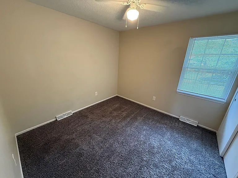 308 NE Lakeview Dr — Photo 12