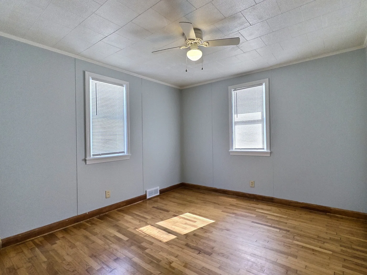 3 bed, 988 sqft, $1,350 — Photo 4