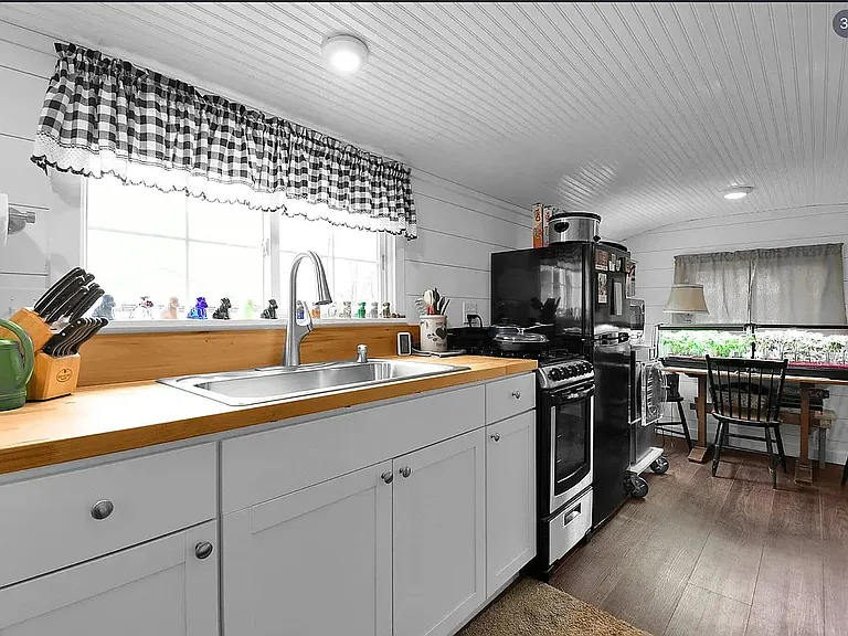 514 Cottage St — Photo 3