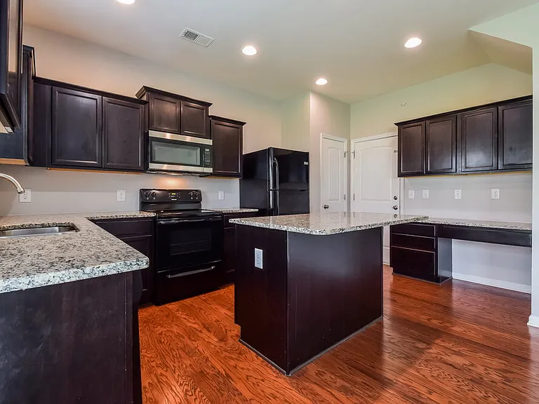 111 Howard Ave NW — Photo 8