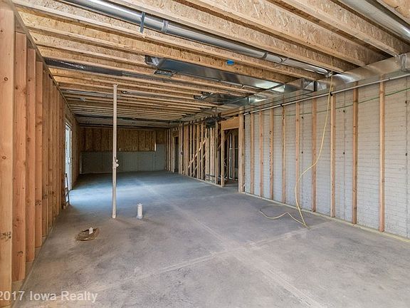 3rd image of 909 NW Seasons Dr
