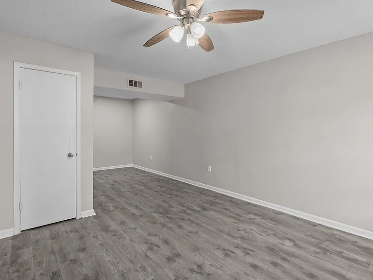 Cedarwood Apartments — Photo 9