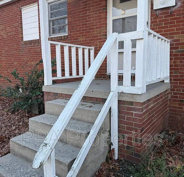 221 Willow Ave — Photo 4