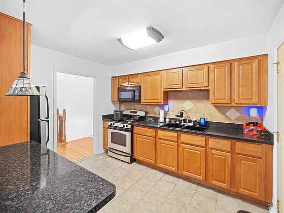 4th image of 921 Blackhawk Dr