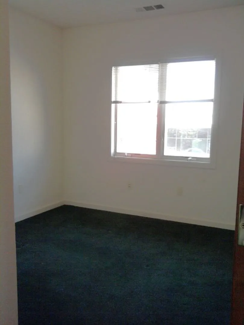 What's Special Comfortable Shared Space Bright Open-Concept Layout Dining Area Spacious Townhouse... — Photo 4