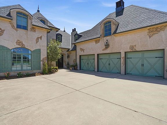 4th image of 1039 NW Thornbury Dr