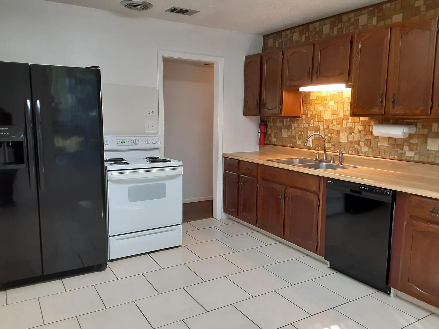 3 bed, 2.5 bath, 1550 sqft, $1,950 — Photo 4