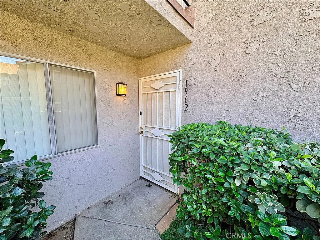 1962 E Evergreen St — Photo 2