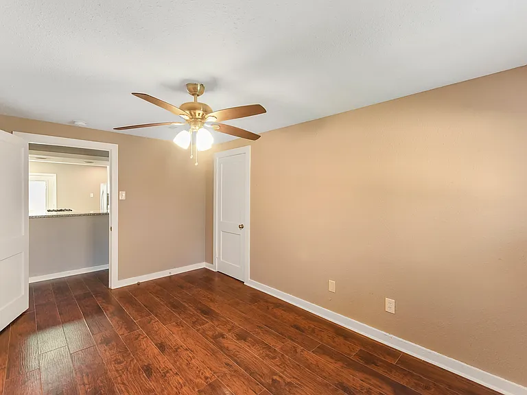 1029 Sycamore St — Photo 6