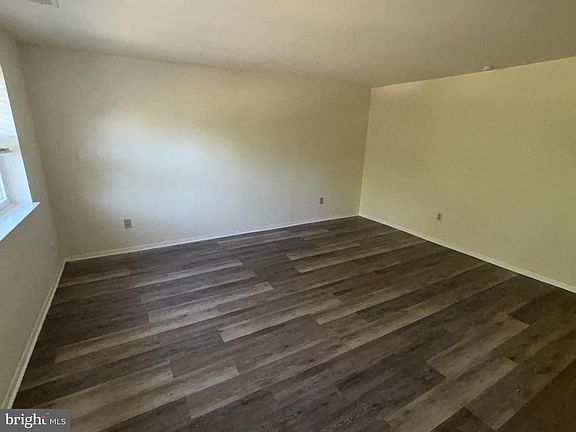 3rd image of 10 Cavendish Dr #10