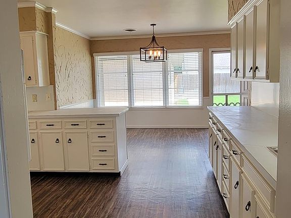 Looking into kitchen from living rm