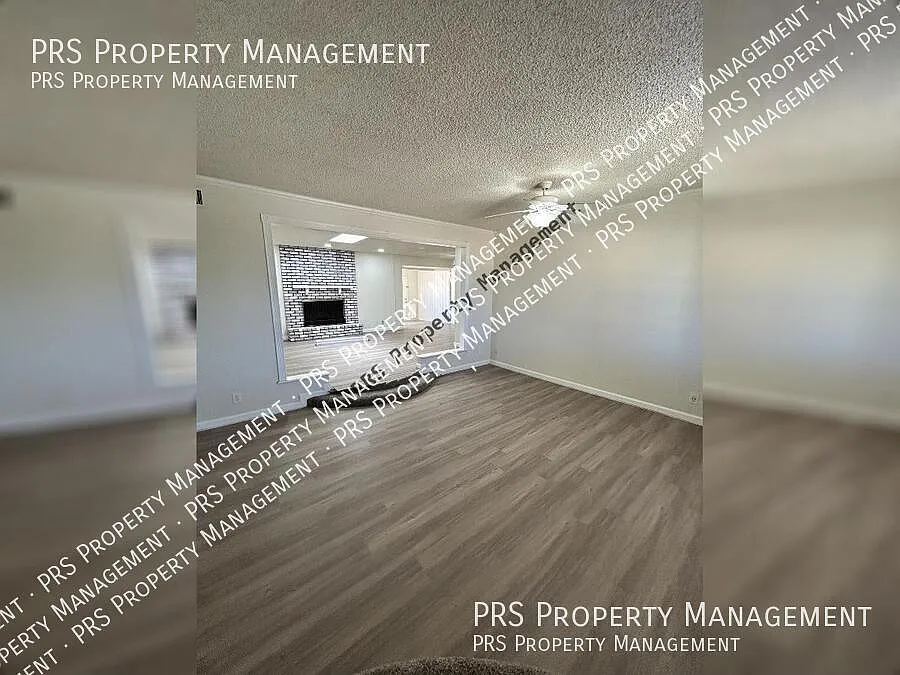 Lovely single family home with large backyard on a quiet street — Photo 4