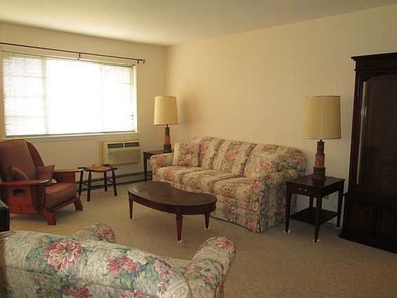 2nd image of 125 Foxwood Cir #125