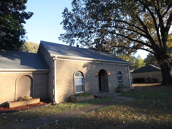 2nd image of 3816 Windyke Dr