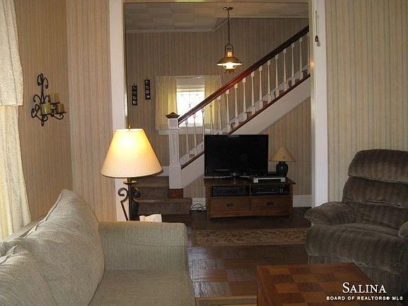 5th image of 425 Charles St