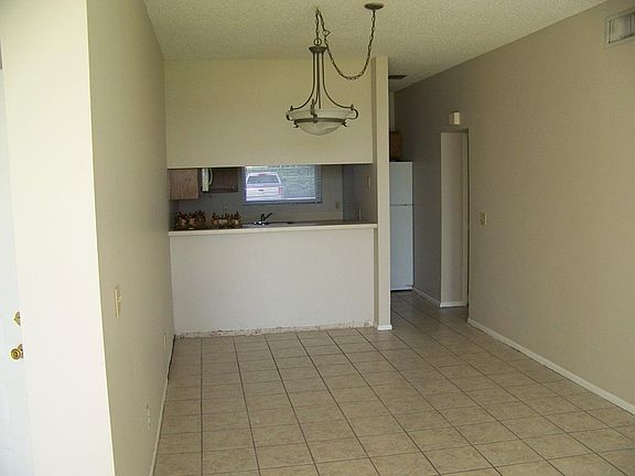 3rd image of 605 Sweet Bay Cir