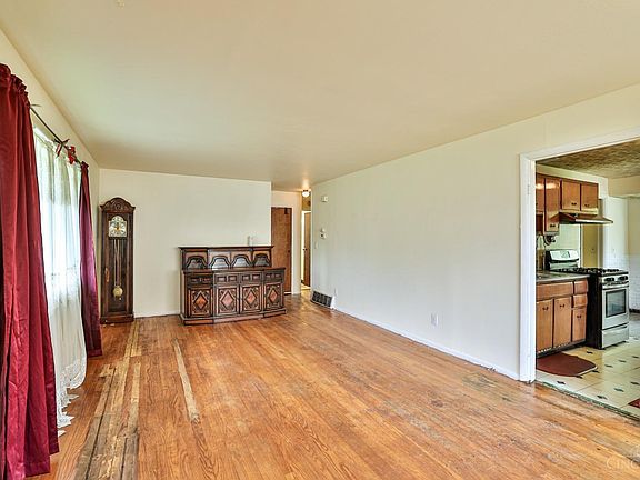 3rd image of 135 Brookhaven Ave