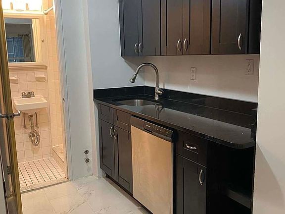 4th image of 141 E 13th St #2RN