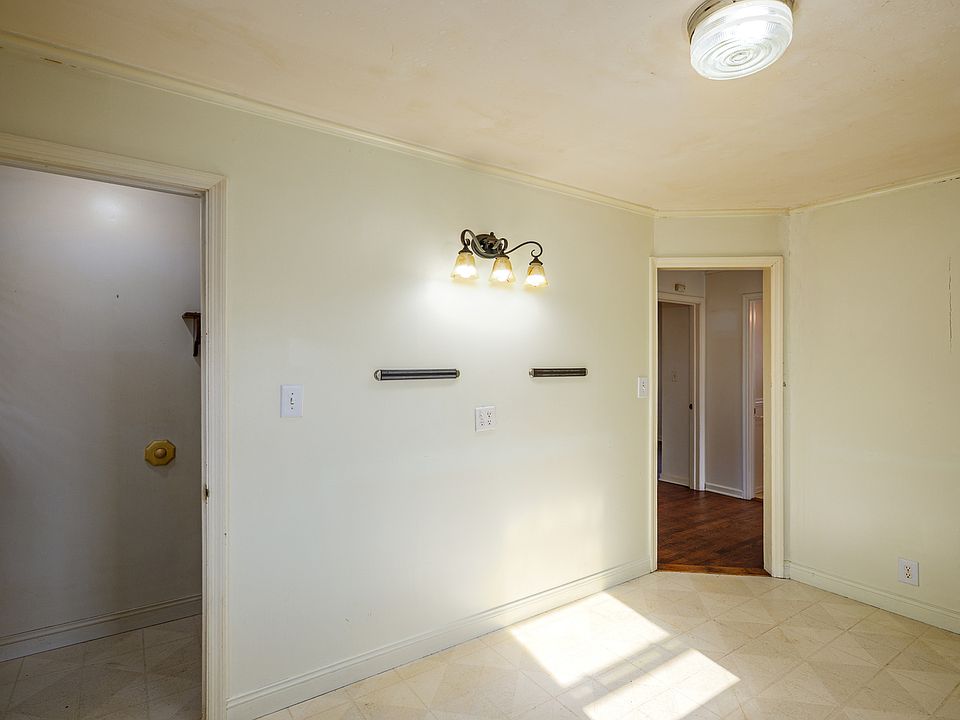 2nd image of 5923 44th Ave