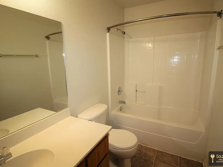 401 W Ave E — Photo 13