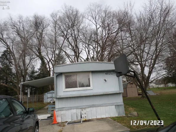 110 Maplewood Dr, Bellevue, OH 44811