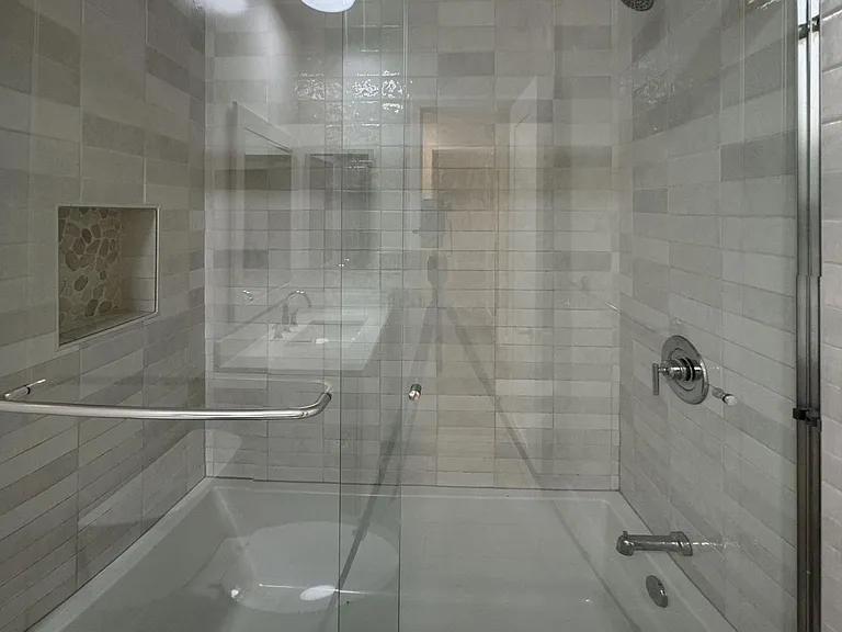 942 7th St #6 — Photo 6