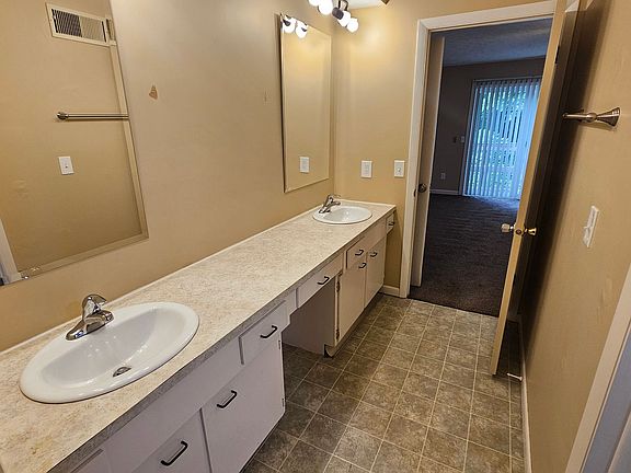 3rd image of 557-559 Bailey Dr