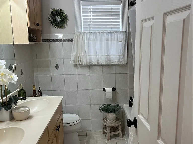 440 Naples St — Photo 7