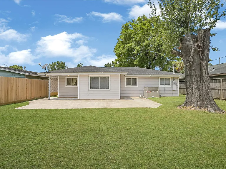 3816 Newton Dr — Photo 19