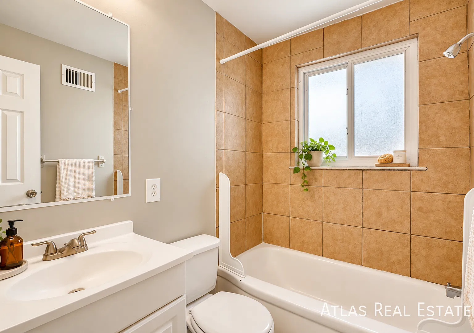 One Month Free Ground-Level 1 Bedroom With In-Unit Laundry & Covered Parking! — Photo 3