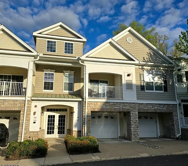 706 Brook Hollow Dr — Photo 1