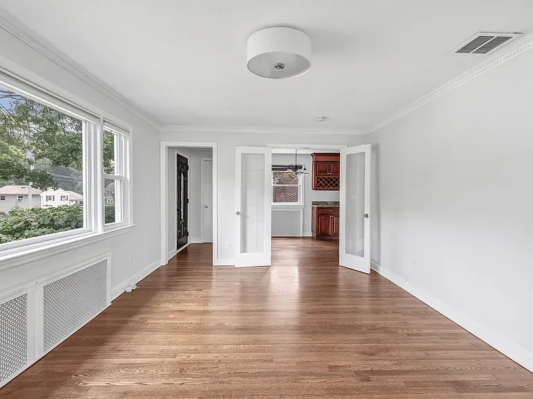215 Bennett St — Photo 8