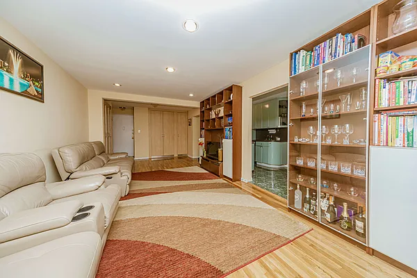 Sold by Maximillion Realty, Inc. | media 10