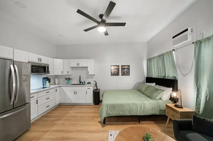 Studio, 600 sqft, $2,500 — Photo 2