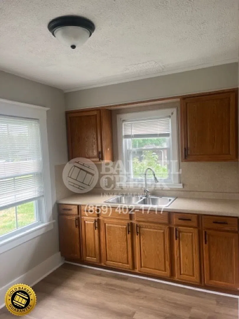2-bed 1-Bath House + Bonus room + Unfinished Basement — Photo 4