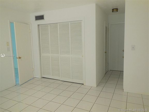 5th image of 1540 NE 191st St APT 304