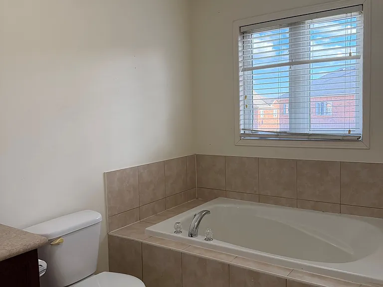 4628 Sandford Farm Dr — Photo 12