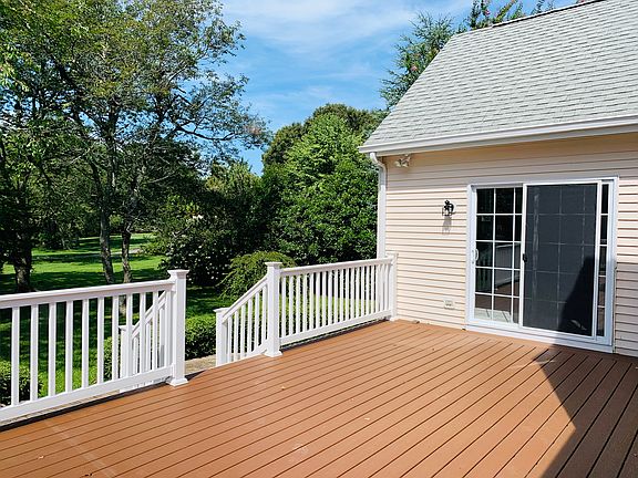 Deck great for entertaining