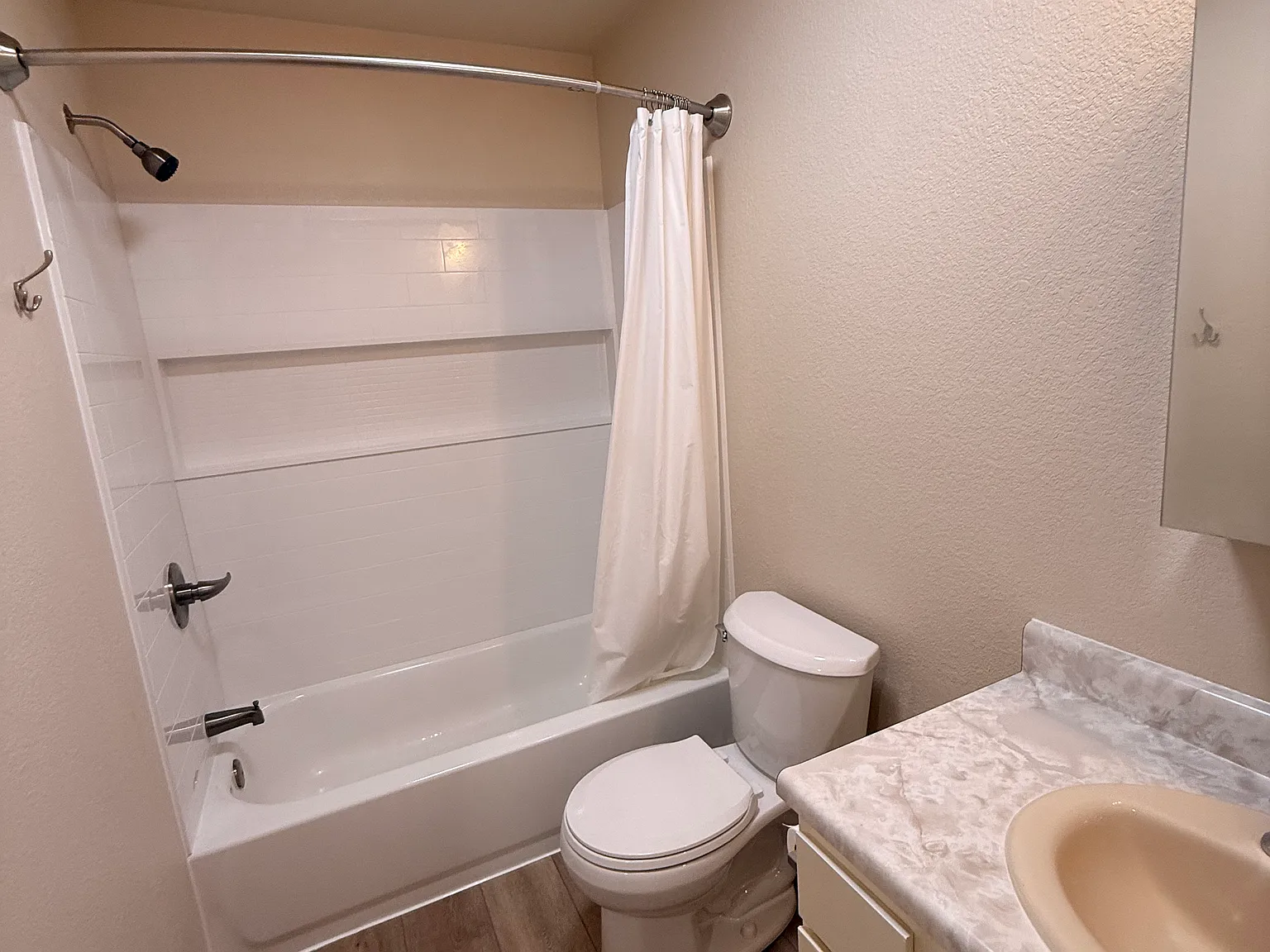 3 bed, 1265 sqft, $2,100 — Photo 4