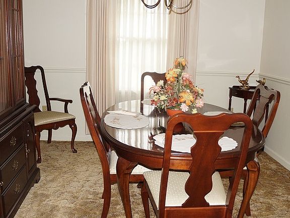 5th image of 400 Rebecca Ln