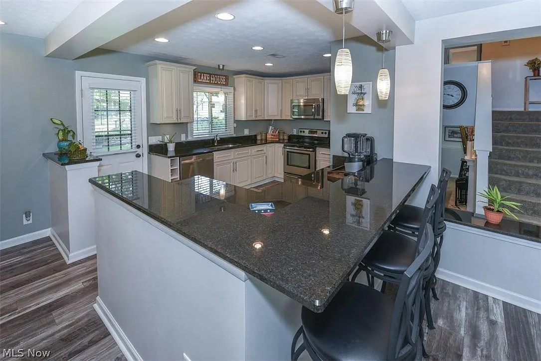 4 bed, 2600 sqft, $2,600 — Photo 3
