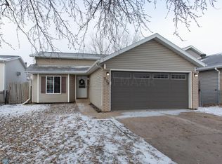 805 48th St S, Fargo, ND 58103