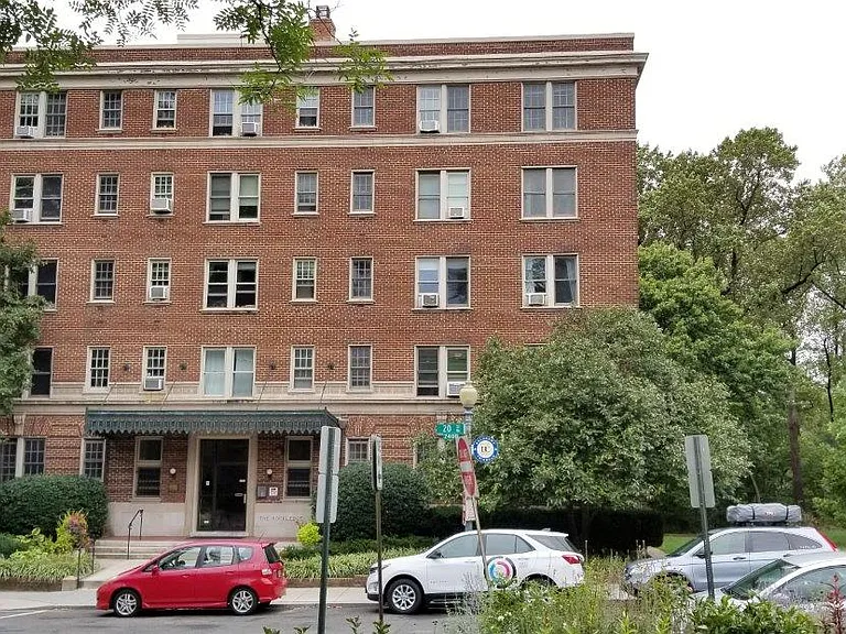 2456 20th St NW #C — Photo 2