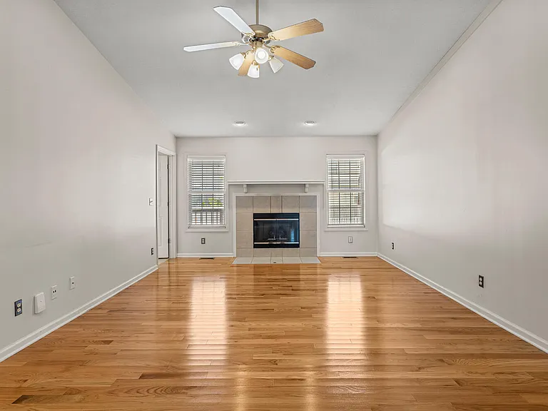 708 Phlox Dr — Photo 2