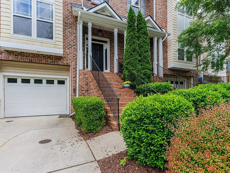 114 Primrose Ln — Photo 2