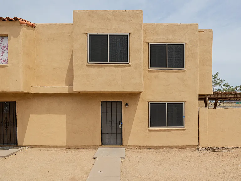 4615 E Jones Ave — Photo 2