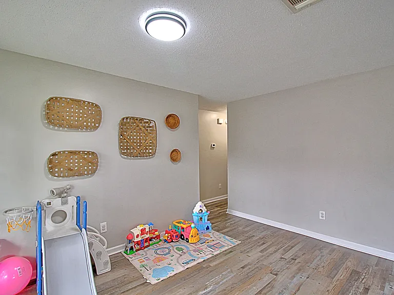 1567 Pendleton Dr — Photo 8