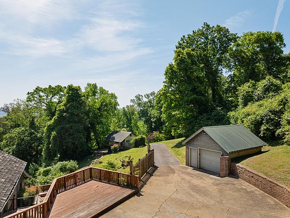 5th image of 2910 Crest Terrace Dr