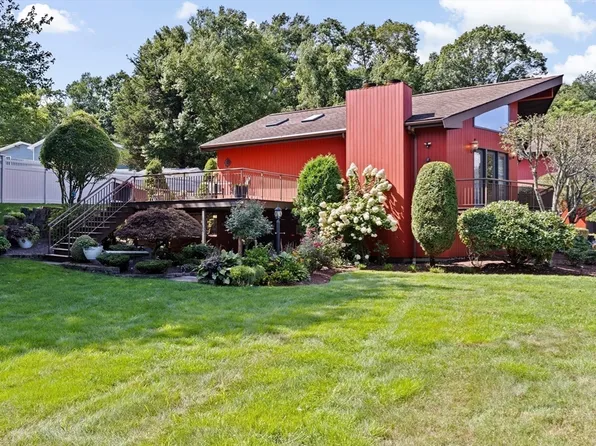 17 Paula Dr, Swansea, MA 02777