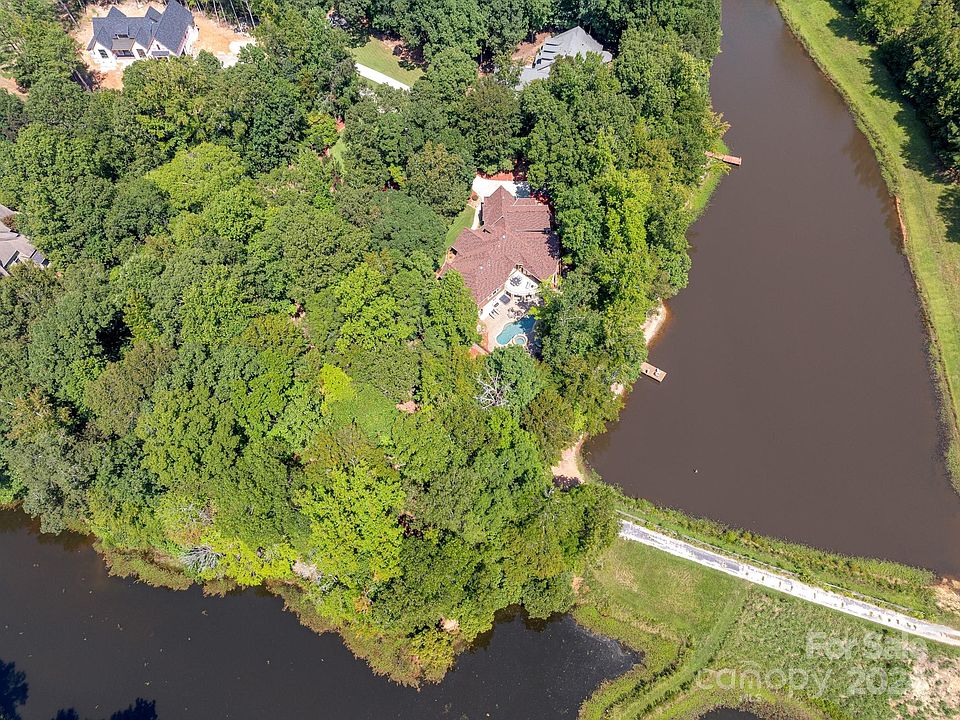 2nd image of 4715 Rockwood Dr